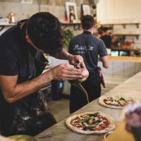 10 پیتزای معروف جهان+دستور پخت پیتزا عمدتا در ایتالیا و توسط مهاجران آنجا سرو میشد پس از جنگ جهانی دوم ، و ورود نیرو های متفقین در ایتالیا پیتزا به سایر مناطق جهان راه یافت .