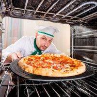 راهکار نچسبیدن پیتزا به فر و استفاده از ظرف پیتزا